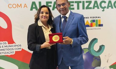 SECRETARIA MUNICIPAL DE EDUCAÇÃO RECEBE PRÊMIO SELO OURO EM BRASÍLIA PELO GOVERNO FEDERAL
